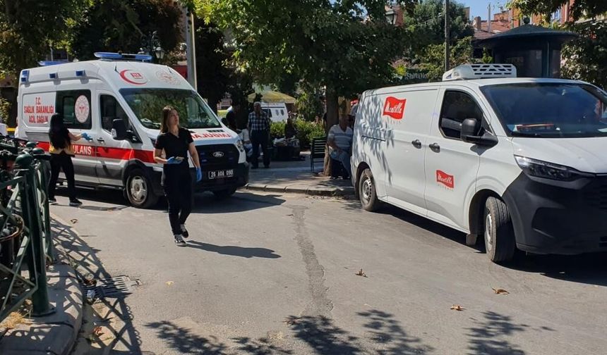 Eskişehir’de ambulansın dakikalarca yolu kesildi! Hatalı park tepki çekti