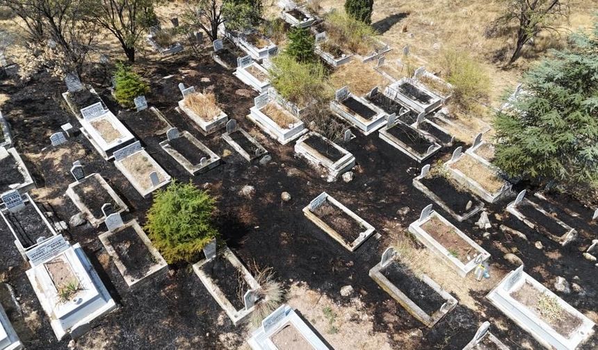 Eskişehir’de mezarlık yangını: Çok sayıda kabir zarar gördü