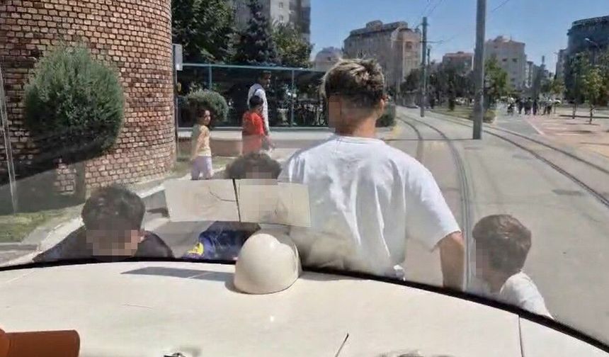 Eskişehir’de çocuklardan tramvay arkasında tehlikeli yolculuk