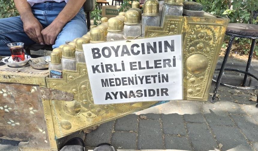 Eskişehir’de ayakkabı boyacısından dikkat çeken mesaj: “Kirli eller medeniyetin aynasıdır”