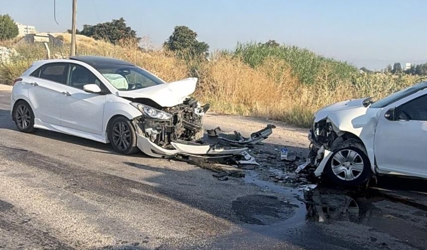 Eskişehir'de iki otomobil kafa kafaya çarpıştı: Araçlar hurdaya döndü