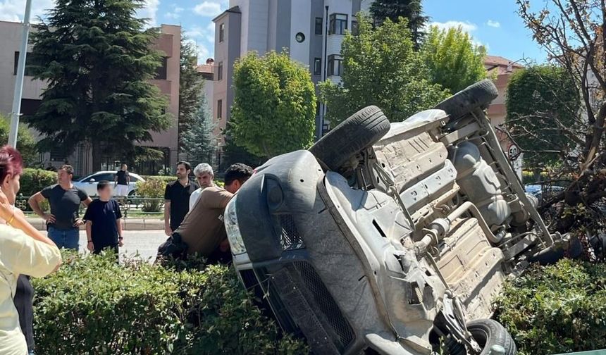 Eskişehir’de ticari araç takla attı: Sürücü araçta sıkıştı