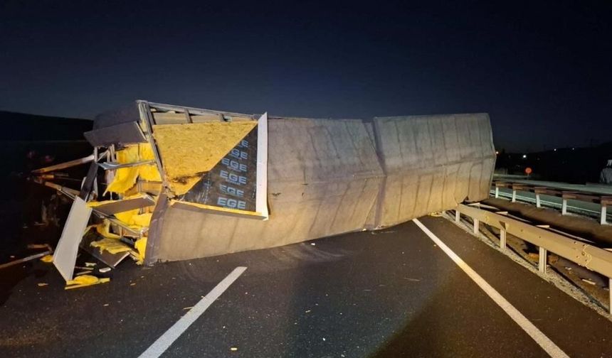 Eskişehir kara yolunda karavan devrildi: 1 yaralı
