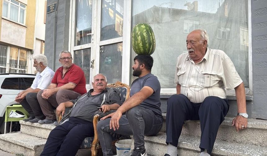 Kafasında 40 kilo karpuz taşıyor! Eskişehirli kalıp ustasının sıra dışı yeteneği
