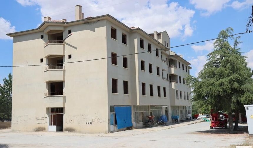 Terk edilen Günyüzü'ndeki eski belediye binası çocuklar için adeta tuzak