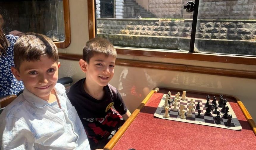 Porsuk Çayı'nda tekne turunda hamle yarışı: Minikler su üstünde satranç oynadı