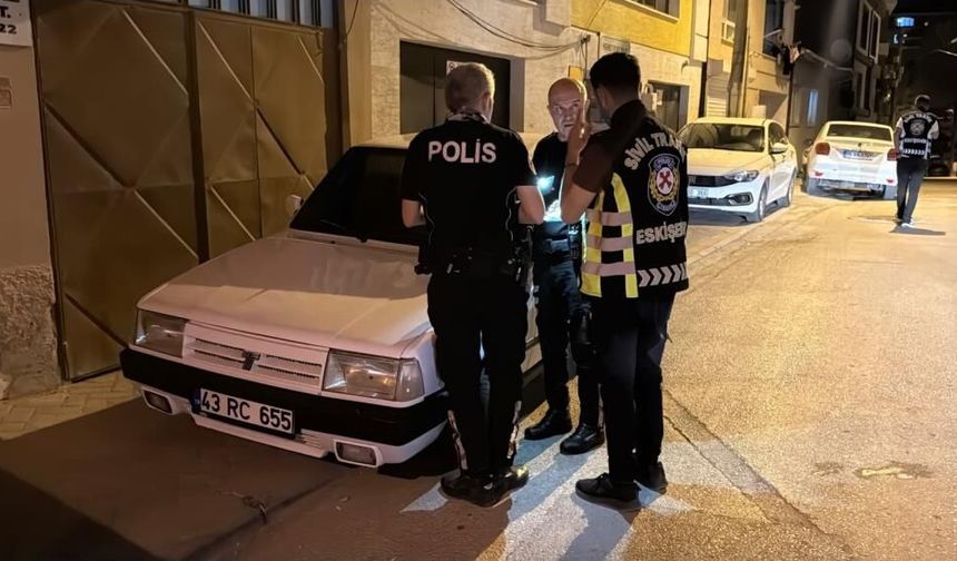 Eskişehir'de drift yapan ehliyetsiz sürücüye 690 bin TL ceza! Babaannesi balkondan polislerden rica etti