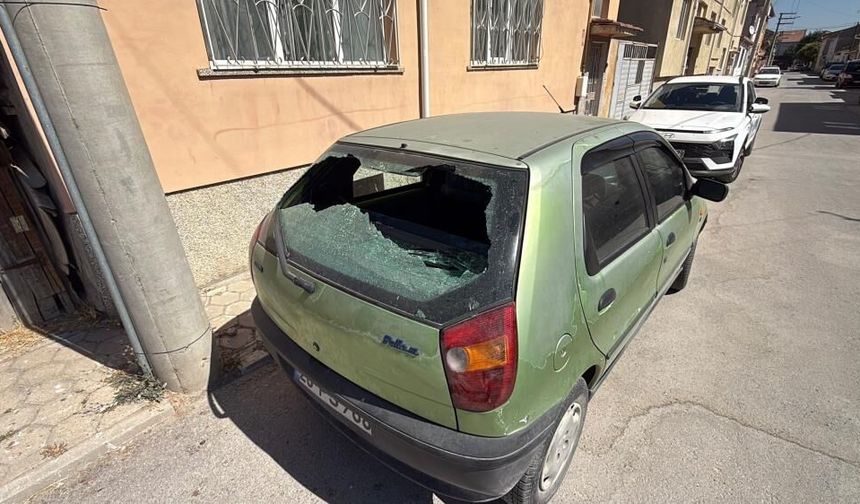 Eskişehir’de elektrik direğinden kopan izolatör otomobilin camını paramparça etti