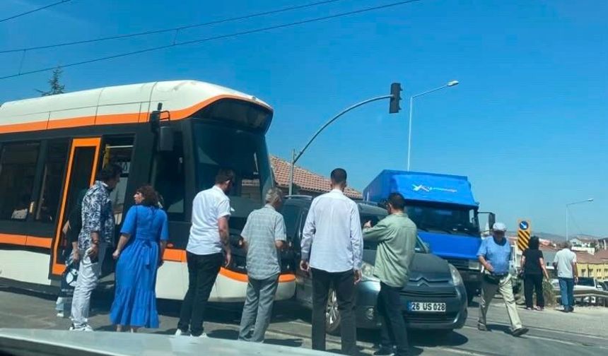 Eskişehir’de tramvay ile hafif ticari araç çarpıştı: Seferler aksadı
