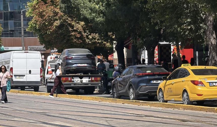 Eskişehir'de hatalı park edilen minibüs trafiği kilitledi: Araç kuyruğu oluştu