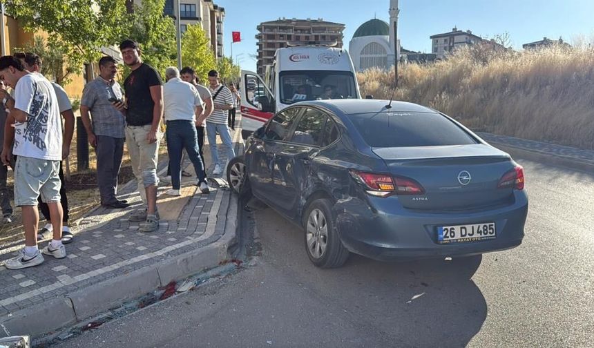 Eskişehir'de otomobil ile minibüs çarpıştı: 8 yaralı