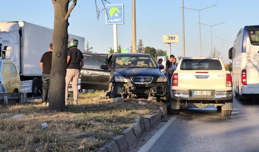Eskişehir Çevre Yolu'nda araçlar çarpıştı: Trafik durma noktasına geldi