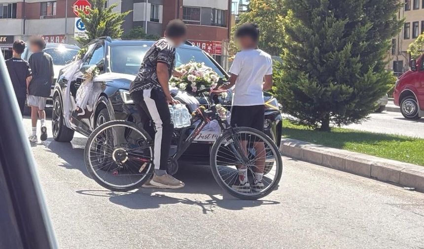 Eskişehir’de bisikletli çocuklar gelin arabasının önünü kesti: Tehlikeli anlar kamerada