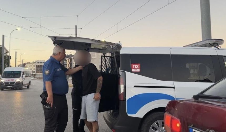 Eskişehir’de otomobilde uyuyan 2 şahıs polis ekiplerini harekete geçirdi: Araçta 13 sentetik hap ele geçirildi