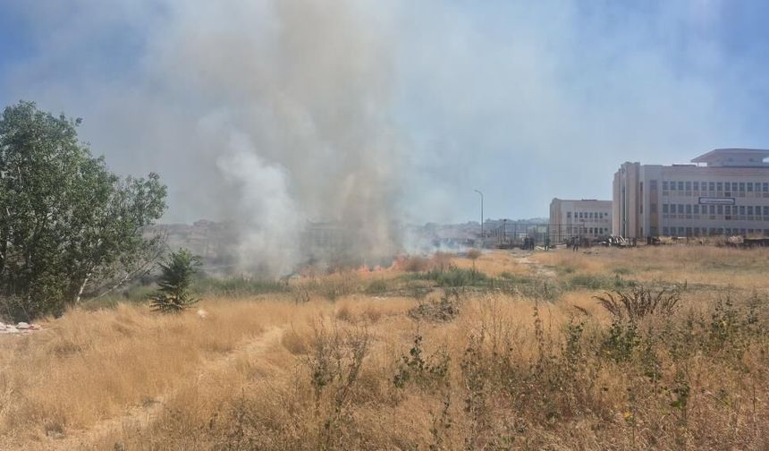 Eskişehir’de okul ve sağlık ocağının yanında korkutan yangın: Alevler binalara sıçramadan söndürüldü