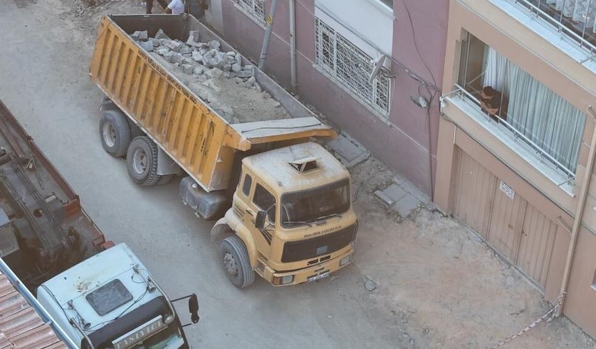 Eskişehir'de yol çöktü: Kamyon çukura düştü