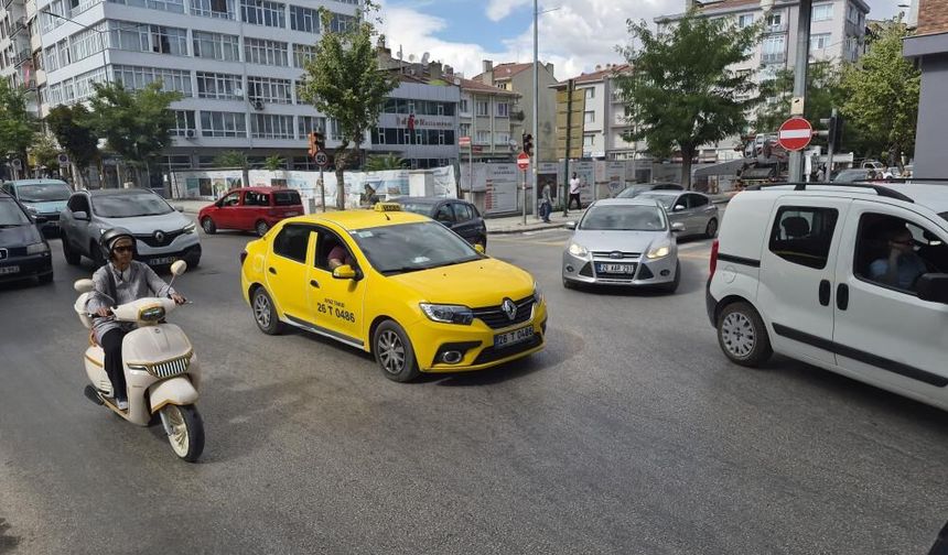 Eskişehir’de trafik ışıkları söndü, sürücüler ve yayalar zor anlar yaşadı
