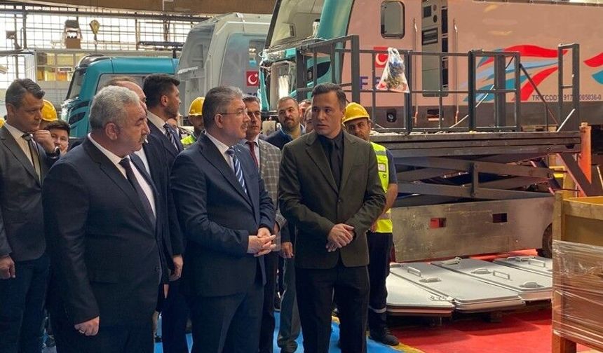 Vali Yılmaz, yerli ve milli elektrikli lokomotif E5000'i sürdü