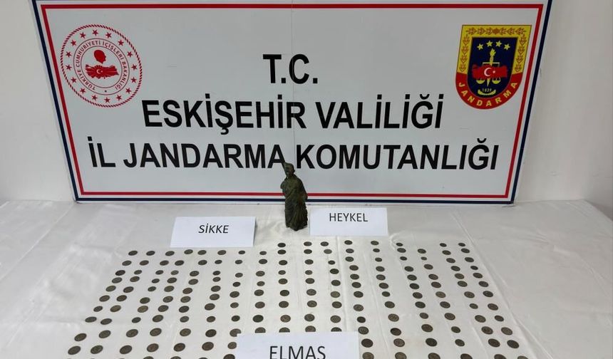 Eskişehir’de tarihi eser operasyonu: Elmas, heykel ve 194 bronz sikke ele geçirildi