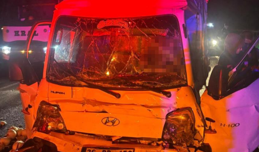 Eskişehir yolunda otobüs ile kamyonet çarpıştı: 1 ölü