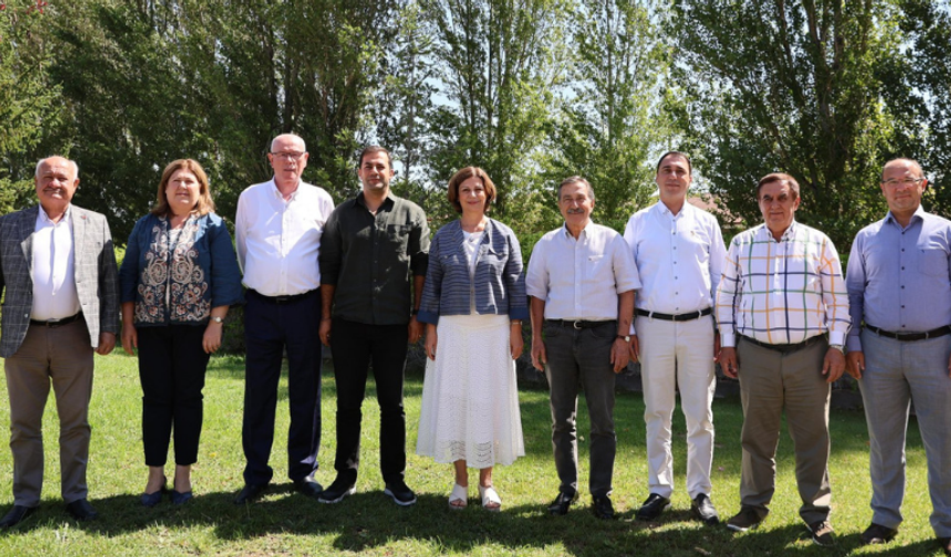 “Belediyelerin güçlü iradesi YENİ Parti çatısı altında buluşuyor”