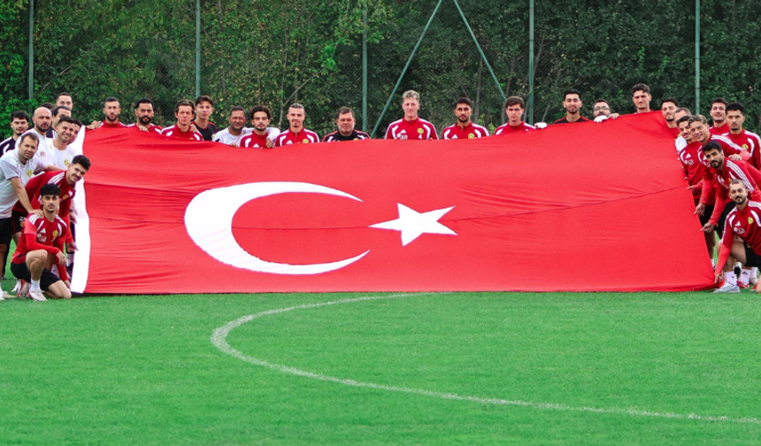 Eskişehirspor dev Türk bayrağıyla Zafer Bayramı'nı kutladı