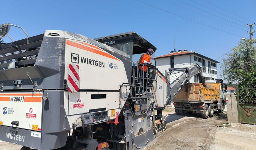 Eskişehir Büyükşehir ekipleri Han’da yol çalışmalarını sürdürüyor