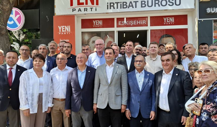 Eskişehir’de YENİ Parti’ye geçen belediye başkanlarına rozetleri takıldı