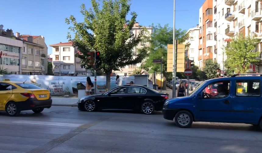 Eskişehir'de dörtlüyü yaktı, akan trafiğin ortasında durdu