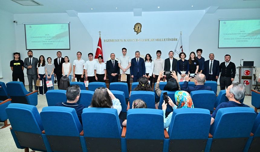 Eskişehir Valisi Yılmaz, YKS ve LGS'de tam puan alan öğrencilerle bir araya geldi