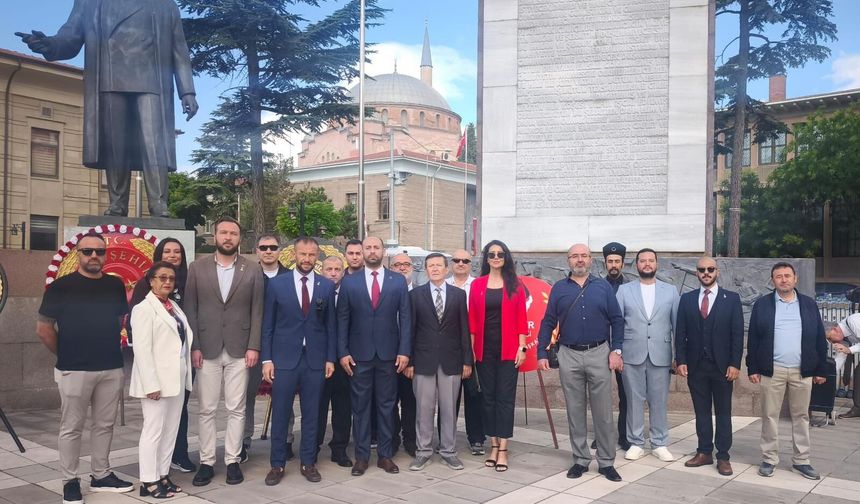 Zafer Partisi Eskişehir İl Başkanlığı Atatürk Anıtı’na çelenk bıraktı