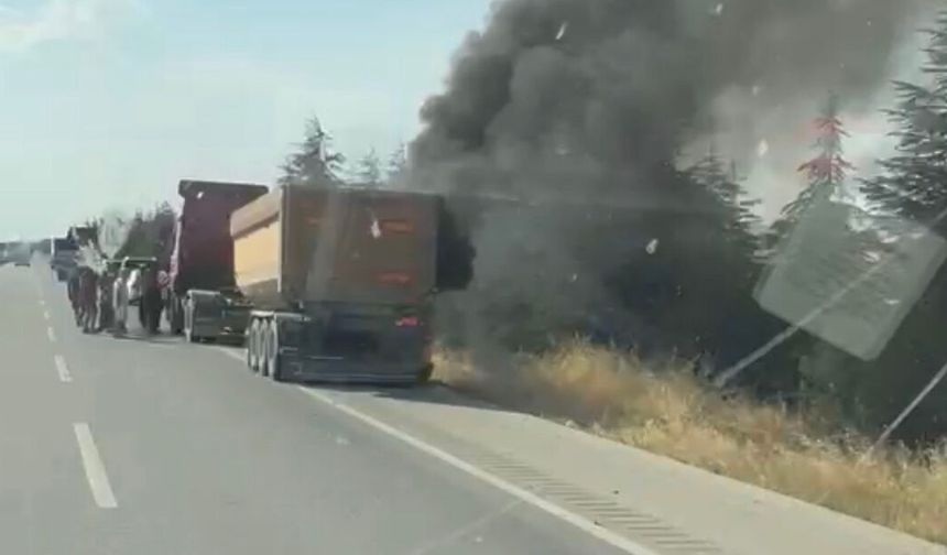 Eskişehir'de seyir halindeki tırın dorse lastiği tutuştu