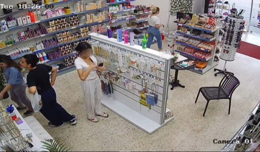 Genç kız takıları önce beğendi, sonra çaldı