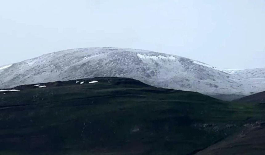 Ardahan’da dolu yağışı sonrası dağlar beyaza büründü