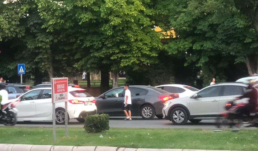 Eskişehir’in yoğun caddelerinde tehlikeli mesai: Yollar satış alanına döndü