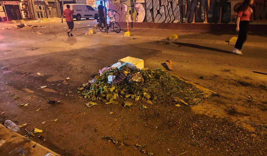 Eskişehir’de pazar sonrası trafik çilesi: Atıkları yolun ortasına bıraktılar