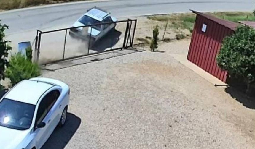 Takla atan otomobil güvenlik kamerasına yansıdı: Aynı aileden 2 kişi yaralandı, 3 çocuk kurtuldu