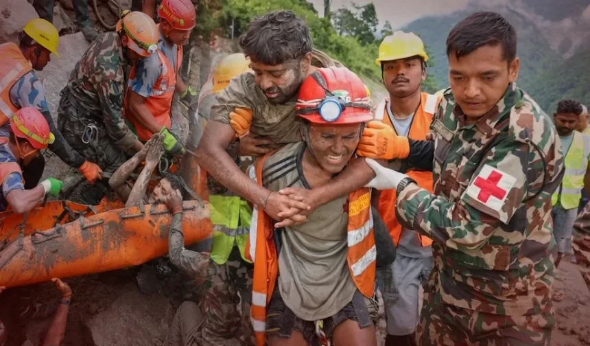 Nepal’de 9 günlük mucize: 170 metre derinlikte mahsur kalan 2 işçi kurtarıldı