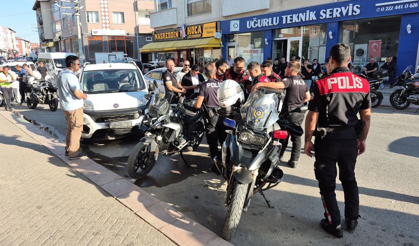 Eskişehir'de hafif ticari aracın çarptığı motosikletli polis yaralandı