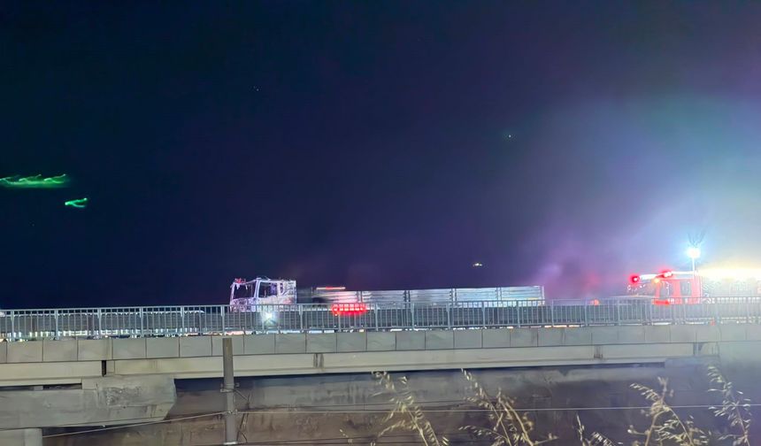 Eskişehir yolunda yangın: Seyir halindeki tır alevlere teslim oldu