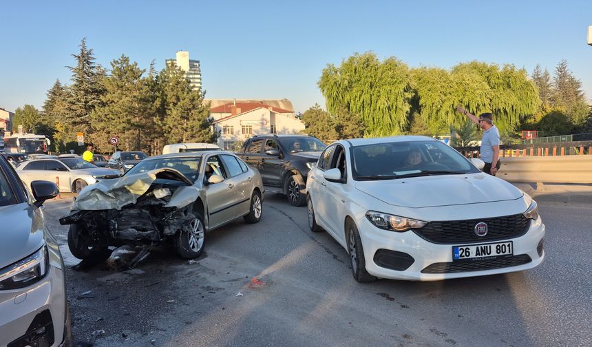 Eskişehir'de 4 aracın karıştığı zincirleme kaza: 3 yaralı