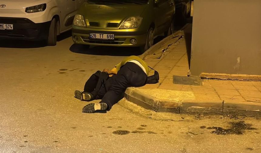 Eskişehir'de kaldırımda hareketsiz yattı: Gerçek polis gelince ortaya çıktı