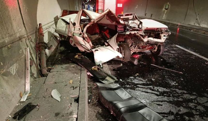 Eskişehir yolunda feci kaza: Otomobil hurdaya döndü