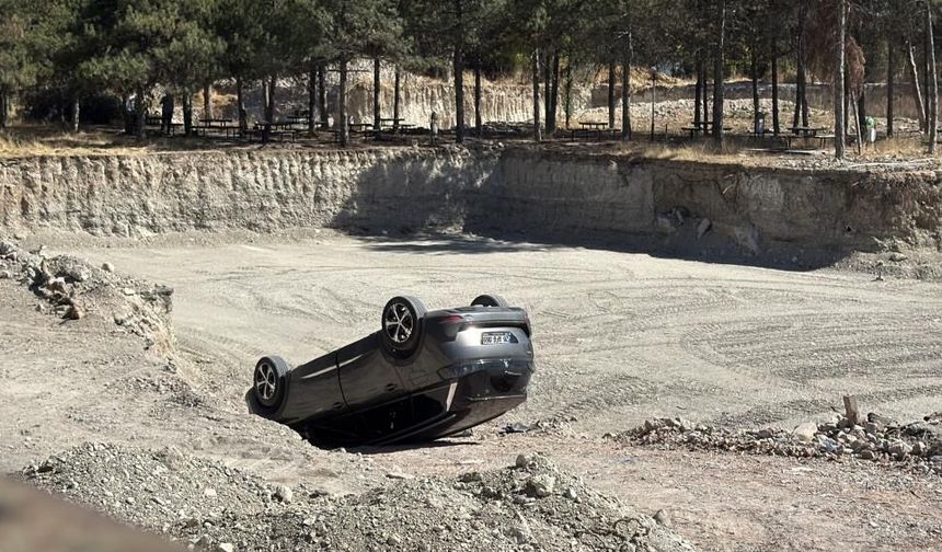 Eskişehir’de faciadan dönüldü: Hafif ticari araç temel çukuruna düştü