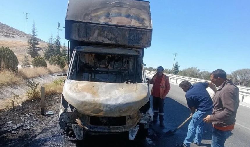 Eskişehir'de kargo aracı alev alev yandı