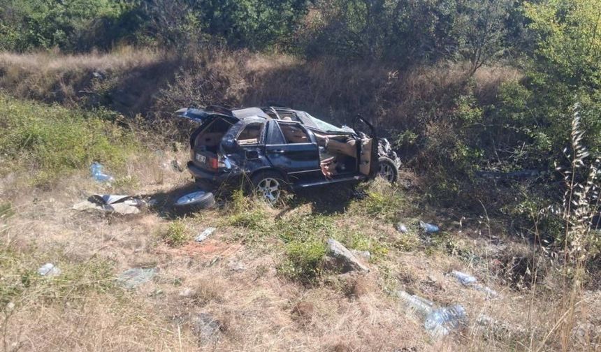 Eskişehir yolunda otomobil refüje çarptı: 2 yaralı