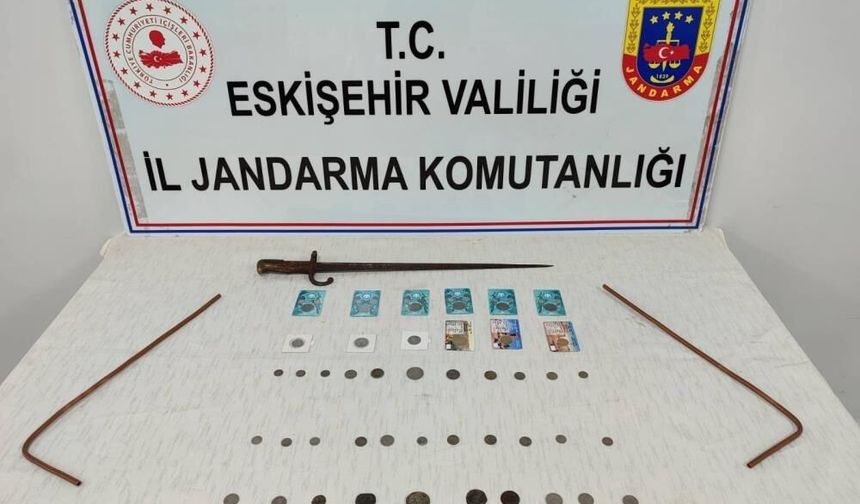 Eskişehir’de tarihi eser operasyonu: 46 Helenistik sikke ve kılıç ele geçirildi