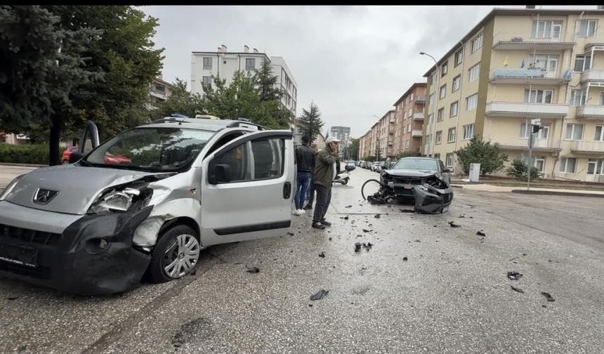 Eskişehir’de iki araç kavşakta çarpıştı: Kazanın ardından gerginlik çıktı