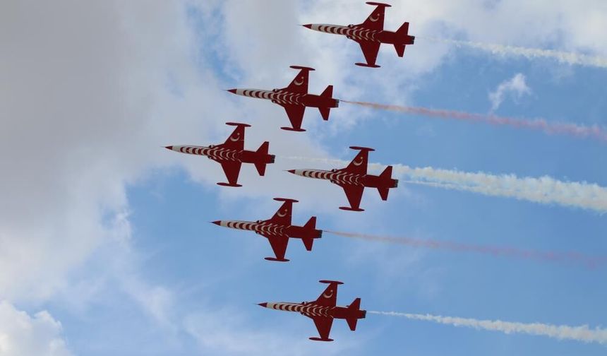 Eskişehir'de Türk Yıldızları gökyüzüne imza attı