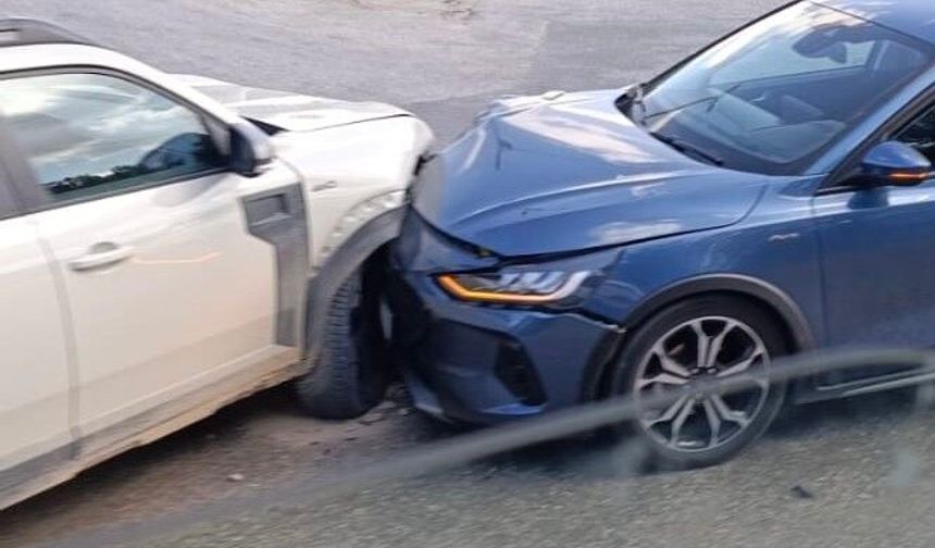 Eskişehir’de kavşakta iki otomobil çarpıştı: Kaza anı kamerada